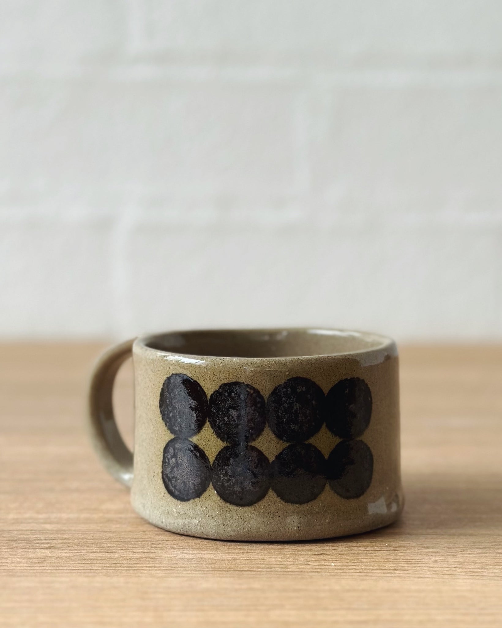 Taupe mug with black dot print - short