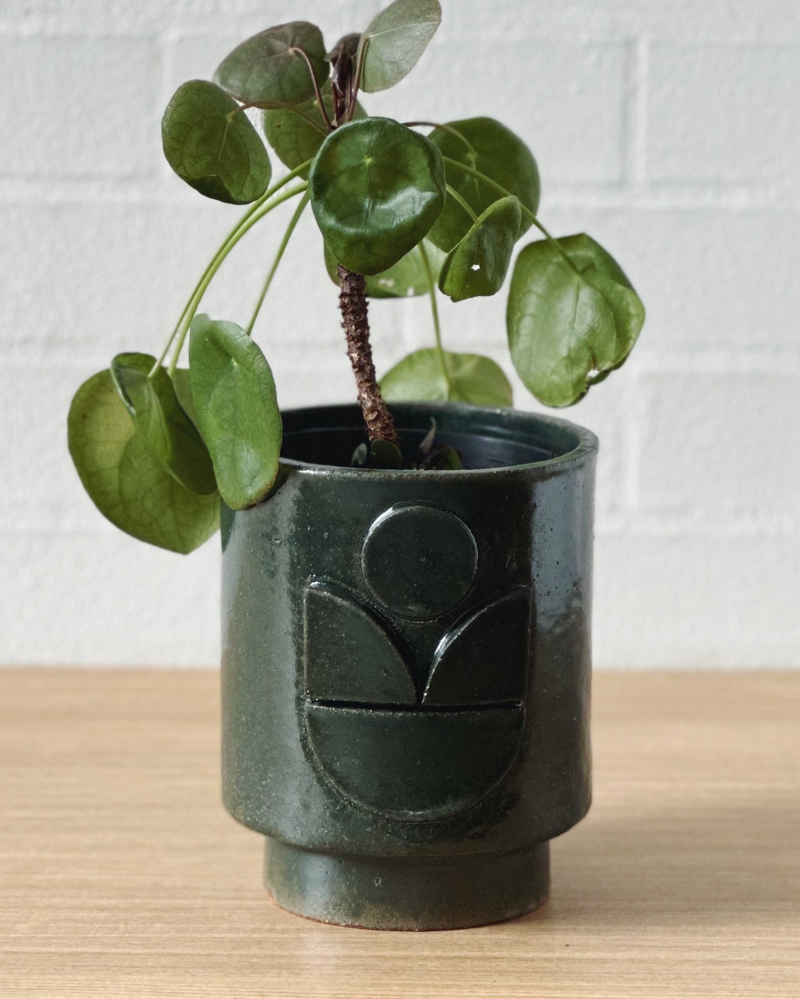 moody green planter_ART - tulip motif