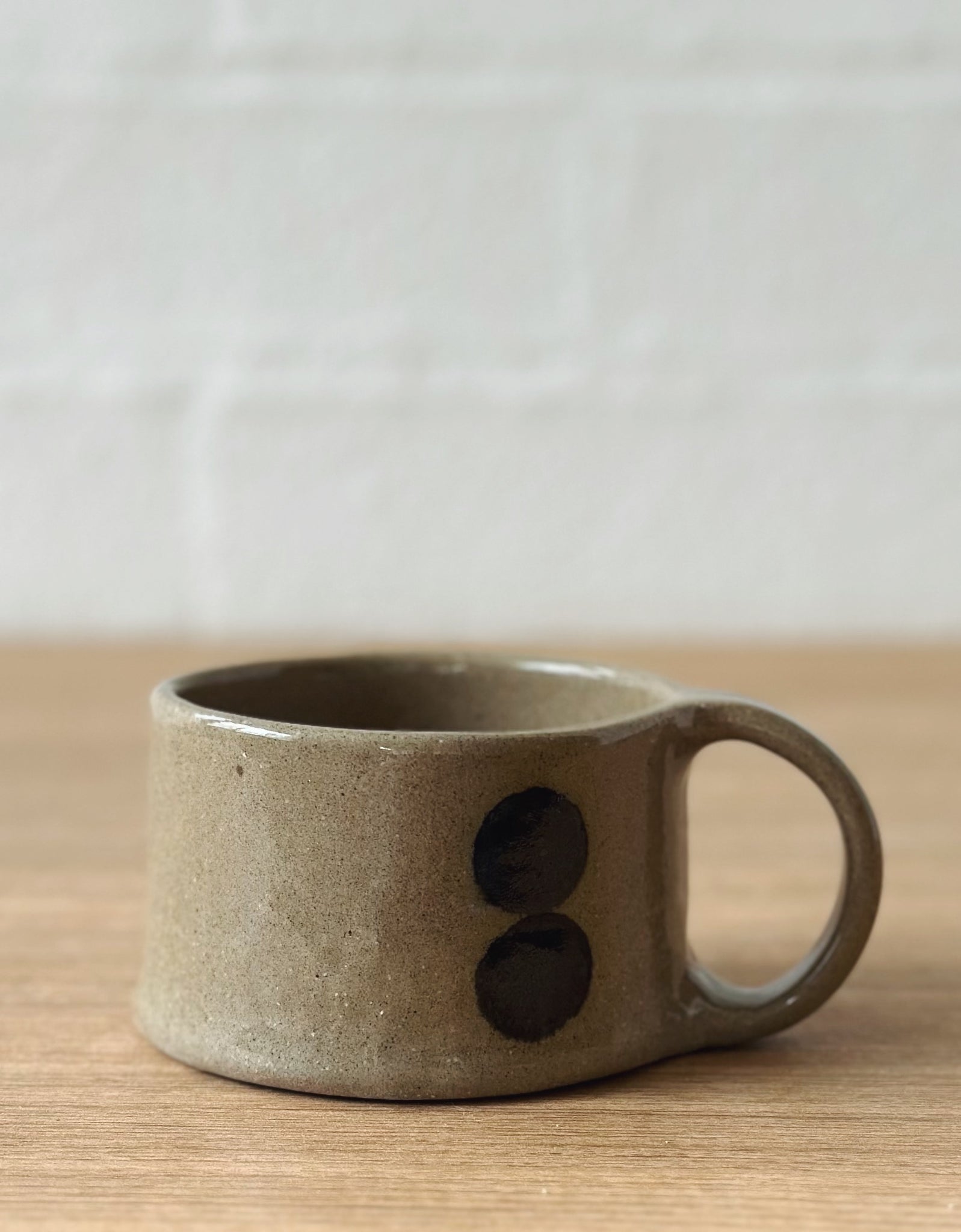 Taupe mug with black dot print - short