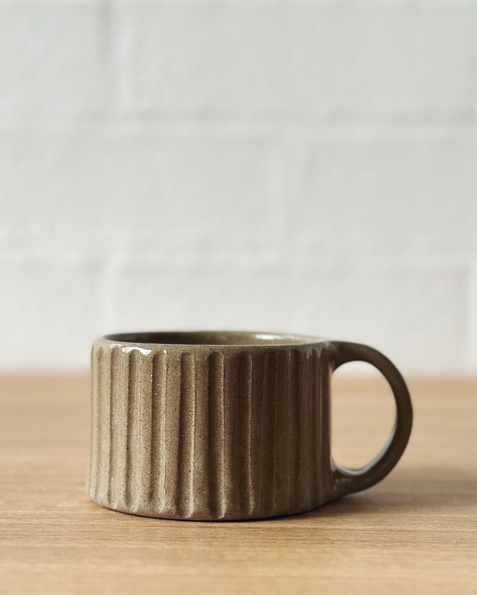 Carved taupe mug - short