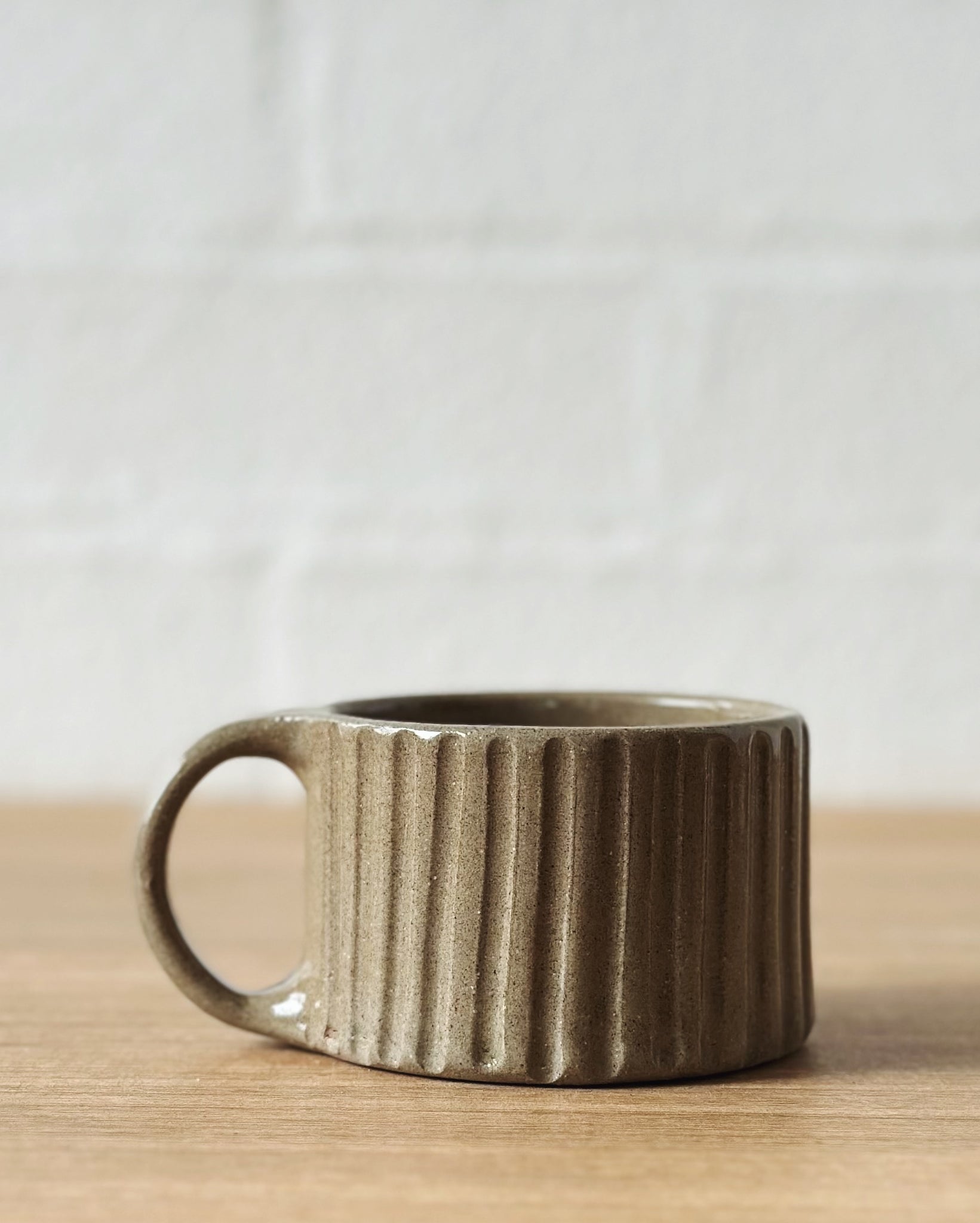 Carved taupe mug - short